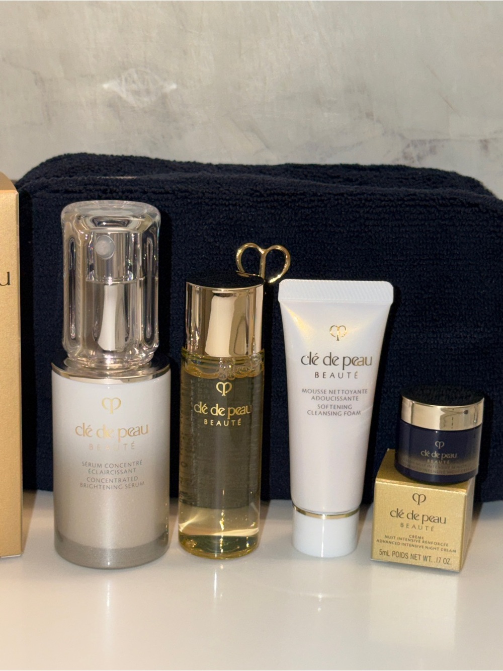 Cle de Peau CONCENTRATED BRIGHTENING SERUM plus travel size products and bag - Picture 4 of 12